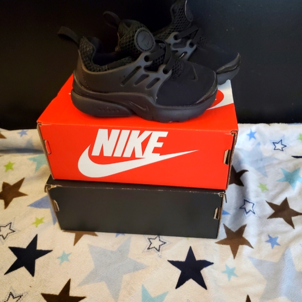 NIKE Sneakers
